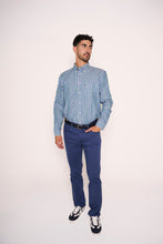 Carica l'immagine nel visualizzatore di Gallery, Camicia uomo a righe con taschino e colletto button-down