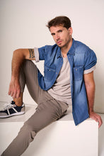 Carica l'immagine nel visualizzatore di Gallery, Camicia di jeans con tasche e in stile urbano