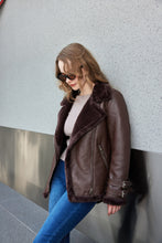 Carica l'immagine nel visualizzatore di Gallery, Giacca in ecopelle con interno in pelliccia sintetica