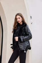 Carica l'immagine nel visualizzatore di Gallery, Giacca in ecopelle con interno in pelliccia sintetica