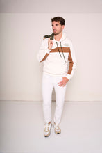 Carica l'immagine nel visualizzatore di Gallery, Felpa panna con cappuccio e fascia marrone a contrasto