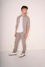 Carica l'immagine nel visualizzatore di Gallery, Sneakers bianche con suola in gomma e lacci a contrasto