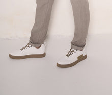 Carica l'immagine nel visualizzatore di Gallery, Sneakers bianche con suola in gomma e lacci a contrasto