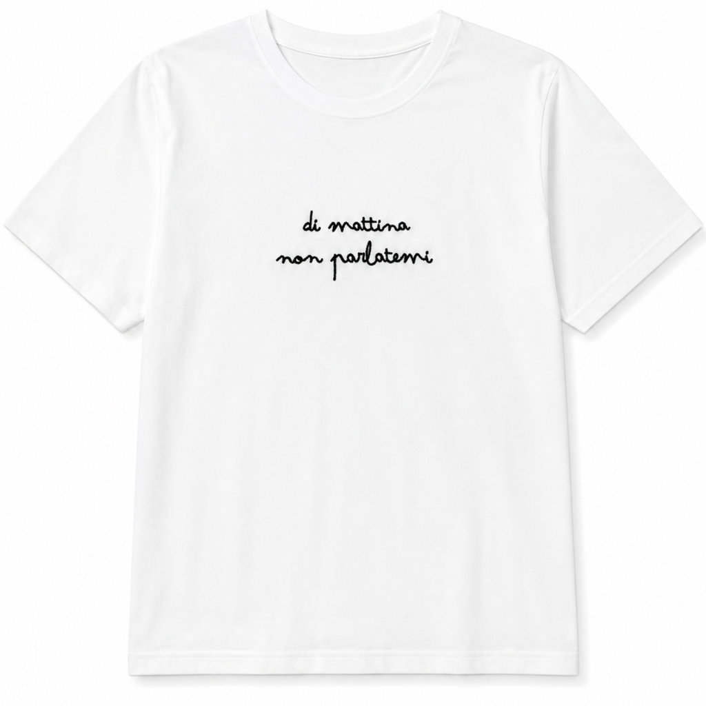 T-SHIRT CON SCRITTA RICAMATA