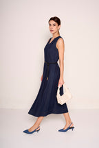 Abito smanicato in denim con cintura sottile