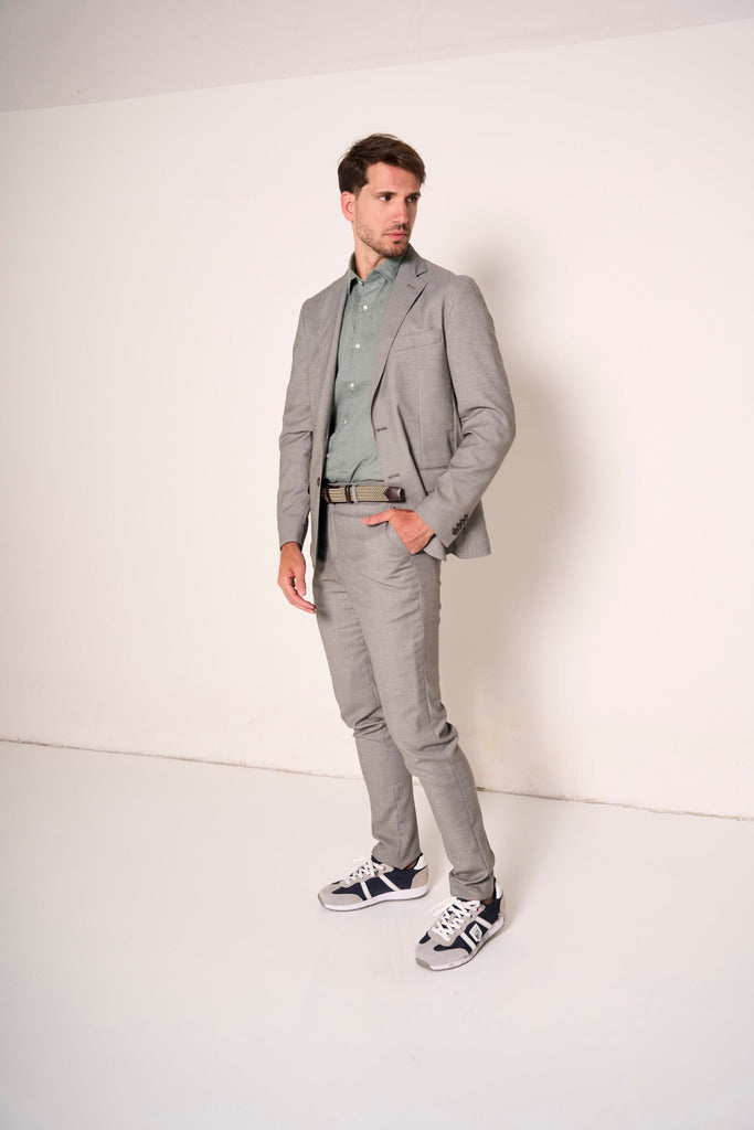Abito da uomo con dettagli sartoriali