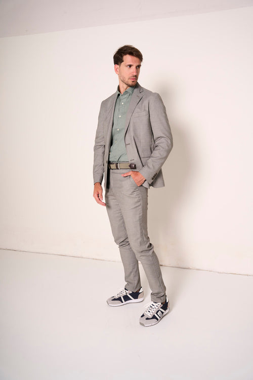 Abito da uomo con dettagli sartoriali
