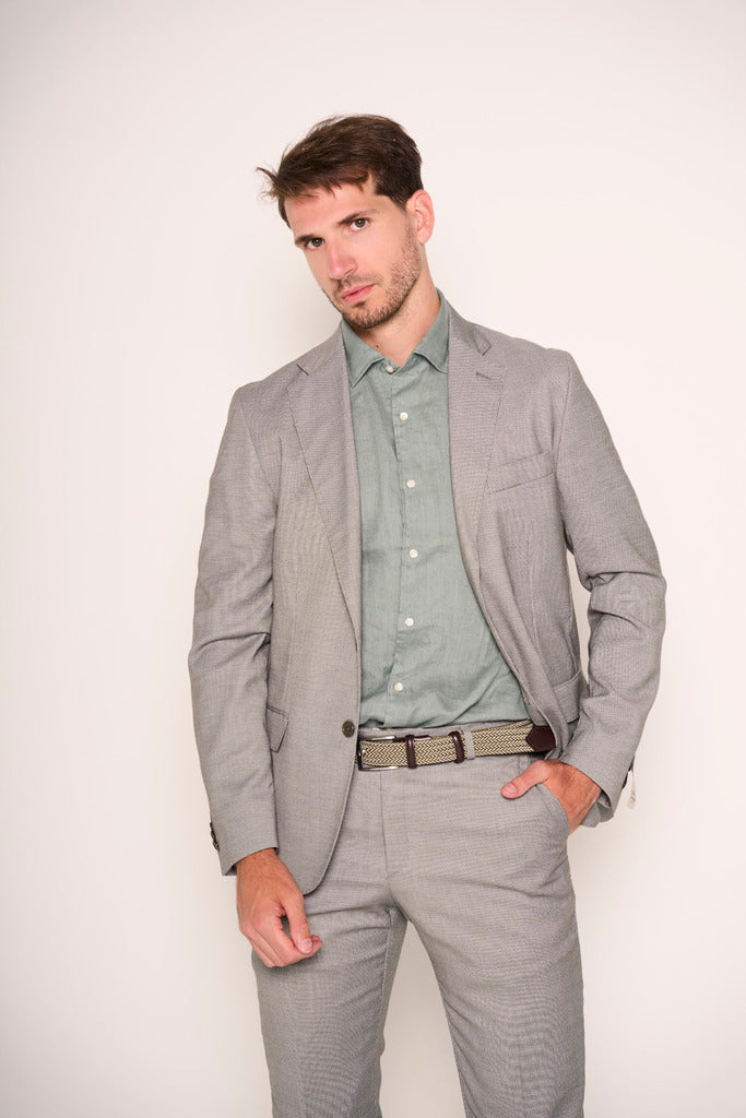 Abito da uomo con dettagli sartoriali