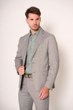 Abito da uomo con dettagli sartoriali
