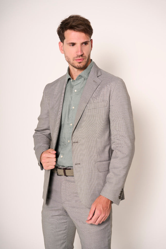 Abito da uomo con dettagli sartoriali