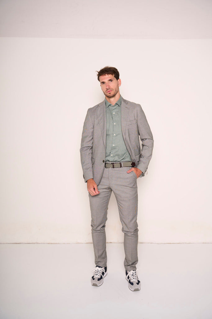 Abito da uomo con dettagli sartoriali