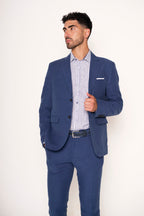 Abito classico maschile con dettagli sartoriali