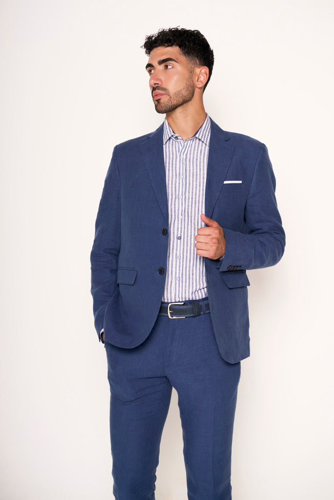 Abito classico maschile con dettagli sartoriali