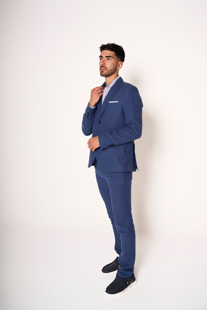 Abito classico maschile con dettagli sartoriali