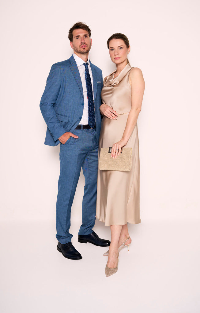 Abito classico maschile con dettagli sartoriali