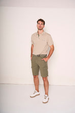 Carica l&#39;immagine nel visualizzatore di Gallery, bermuda cargo in cotone gabardine
