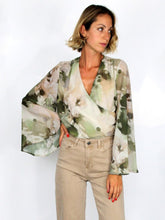 Carica l&#39;immagine nel visualizzatore di Gallery, Camicia cropped in fantasia
