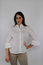 Carica l&#39;immagine nel visualizzatore di Gallery, Camicia bianca traforata in cotone
