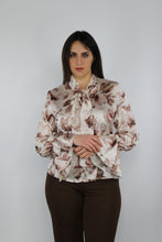 Carica l&#39;immagine nel visualizzatore di Gallery, Camicia elegante in raso con stampa floreale e fiocco al collo
