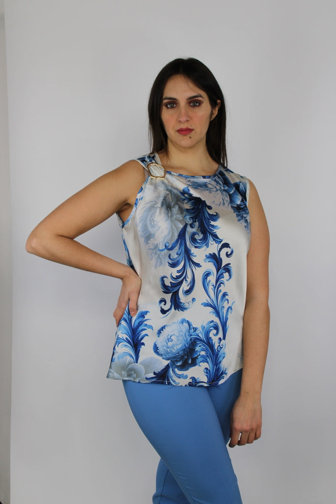 Canottiera in raso fantasia barocca con spilla decorativa