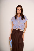 Camicia a righe con nodo frontale