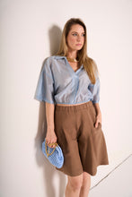 Carica l&#39;immagine nel visualizzatore di Gallery, Camicia Azzurra in chiffon con elastico in vita
