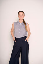 Carica l&#39;immagine nel visualizzatore di Gallery, Camicia smanicata a righe con collo classico
