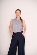 Camicia smanicata a righe con collo classico