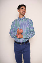 Carica l&#39;immagine nel visualizzatore di Gallery, Camicia uomo a righe con taschino e colletto button-down
