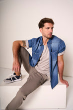 Carica l&#39;immagine nel visualizzatore di Gallery, Camicia di jeans con tasche e in stile urbano

