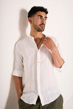Carica l&#39;immagine nel visualizzatore di Gallery, Camicia in lino con collo alla coreana e bottoni diversi
