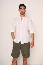 Carica l&#39;immagine nel visualizzatore di Gallery, Camicia in lino con collo alla coreana e bottoni diversi
