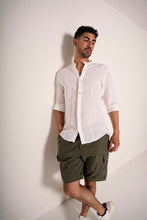 Carica l&#39;immagine nel visualizzatore di Gallery, Camicia in lino con collo alla coreana e bottoni diversi
