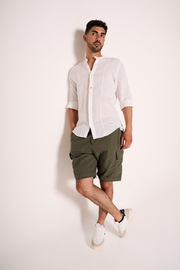 Camicia in lino con collo alla coreana e bottoni diversi