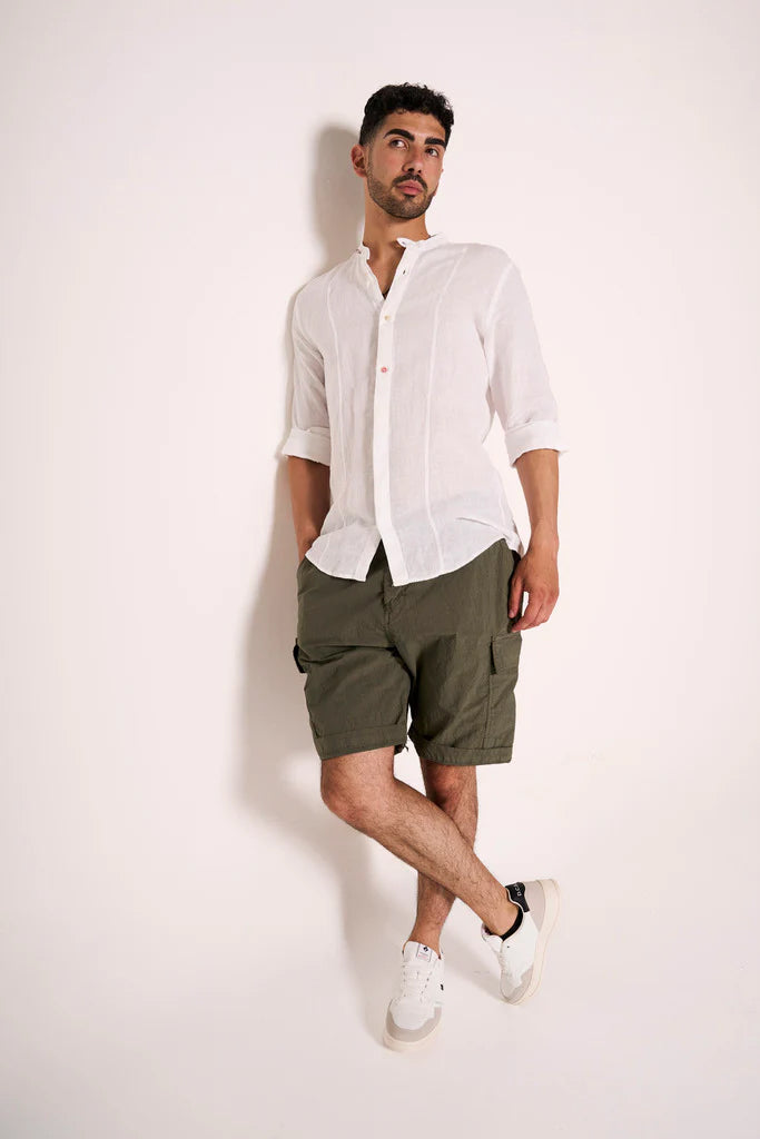 Camicia in Lino con Collo alla Coreana e Bottoni Diversi