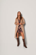 Carica l&#39;immagine nel visualizzatore di Gallery, Cappotto doppiopetto con cintura
