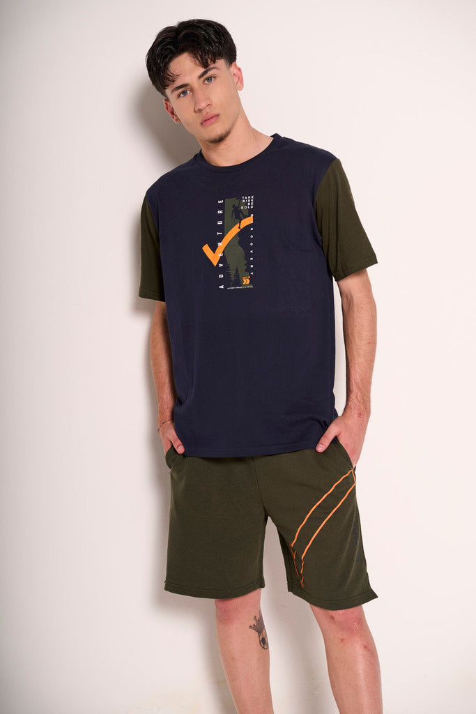 Completo sportivo uomo verde e blu con dettagli arancio