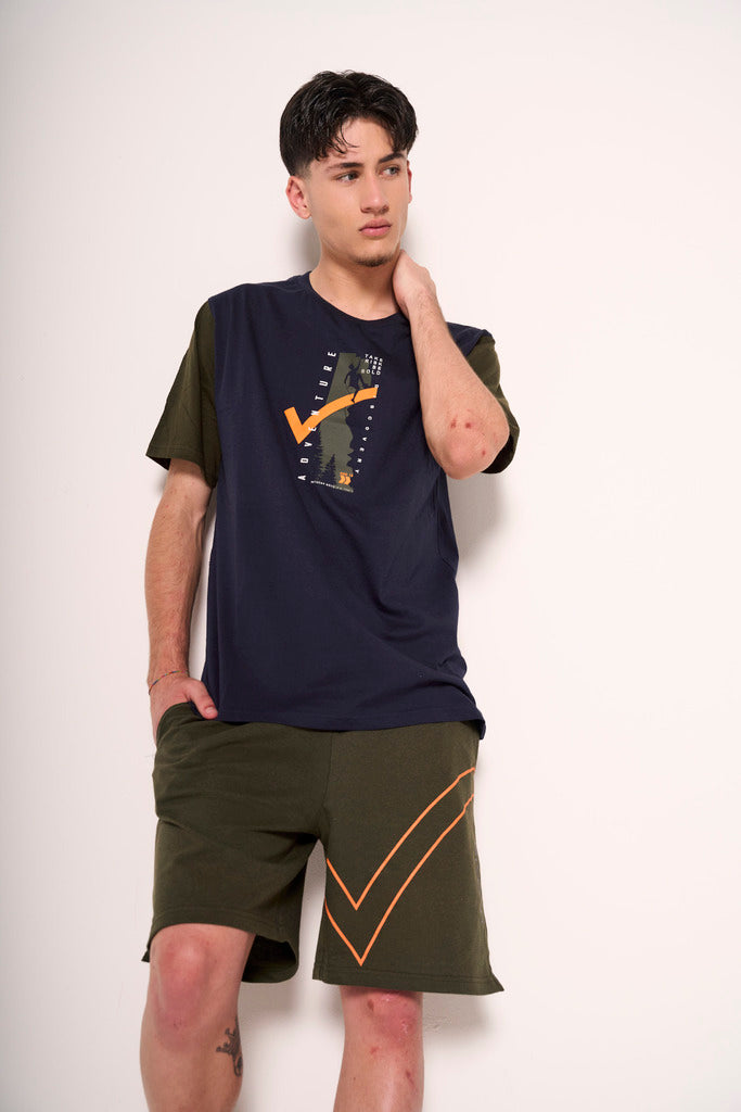 Completo sportivo uomo verde e blu con dettagli arancio