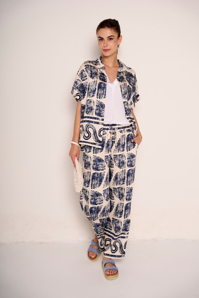 Completo camicia e pantalone con stampa astratta