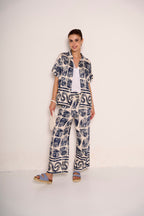Completo camicia e pantalone con stampa astratta