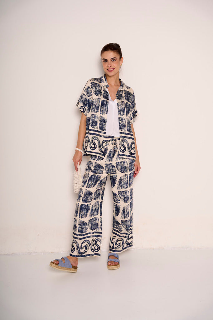Completo camicia e pantalone con stampa astratta