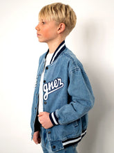 Carica l&#39;immagine nel visualizzatore di Gallery, Bomber in denim varsity
