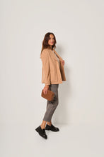 Carica l&#39;immagine nel visualizzatore di Gallery, Giacca corta con bottoni gioiello
