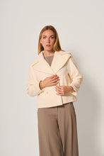 Carica l&#39;immagine nel visualizzatore di Gallery, Giaccone doppiopetto corto donna
