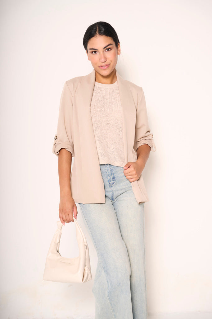 Giacca beige leggera con maniche arrotolate