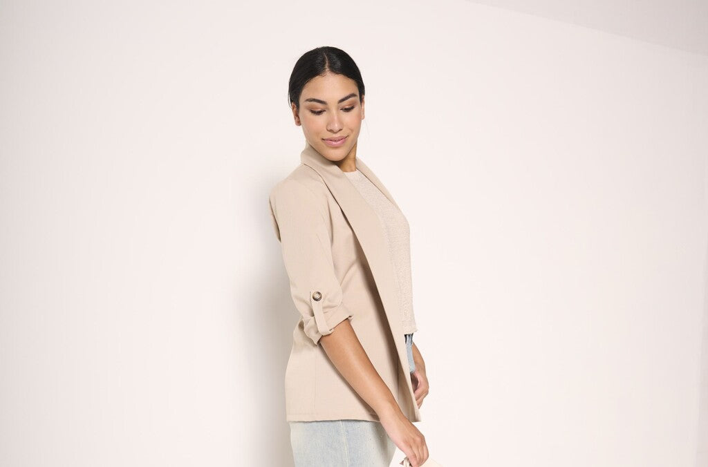 Giacca beige leggera con maniche arrotolate