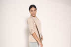 Giacca beige leggera con maniche arrotolate