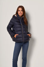 Carica l&#39;immagine nel visualizzatore di Gallery, Piumino corto con cappuccio donna
