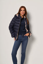 Carica l&#39;immagine nel visualizzatore di Gallery, Piumino corto con cappuccio donna
