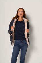 Carica l&#39;immagine nel visualizzatore di Gallery, Piumino corto con cappuccio donna
